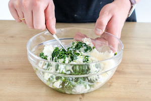 Spinat, Ricotta und Parmesan vermischen