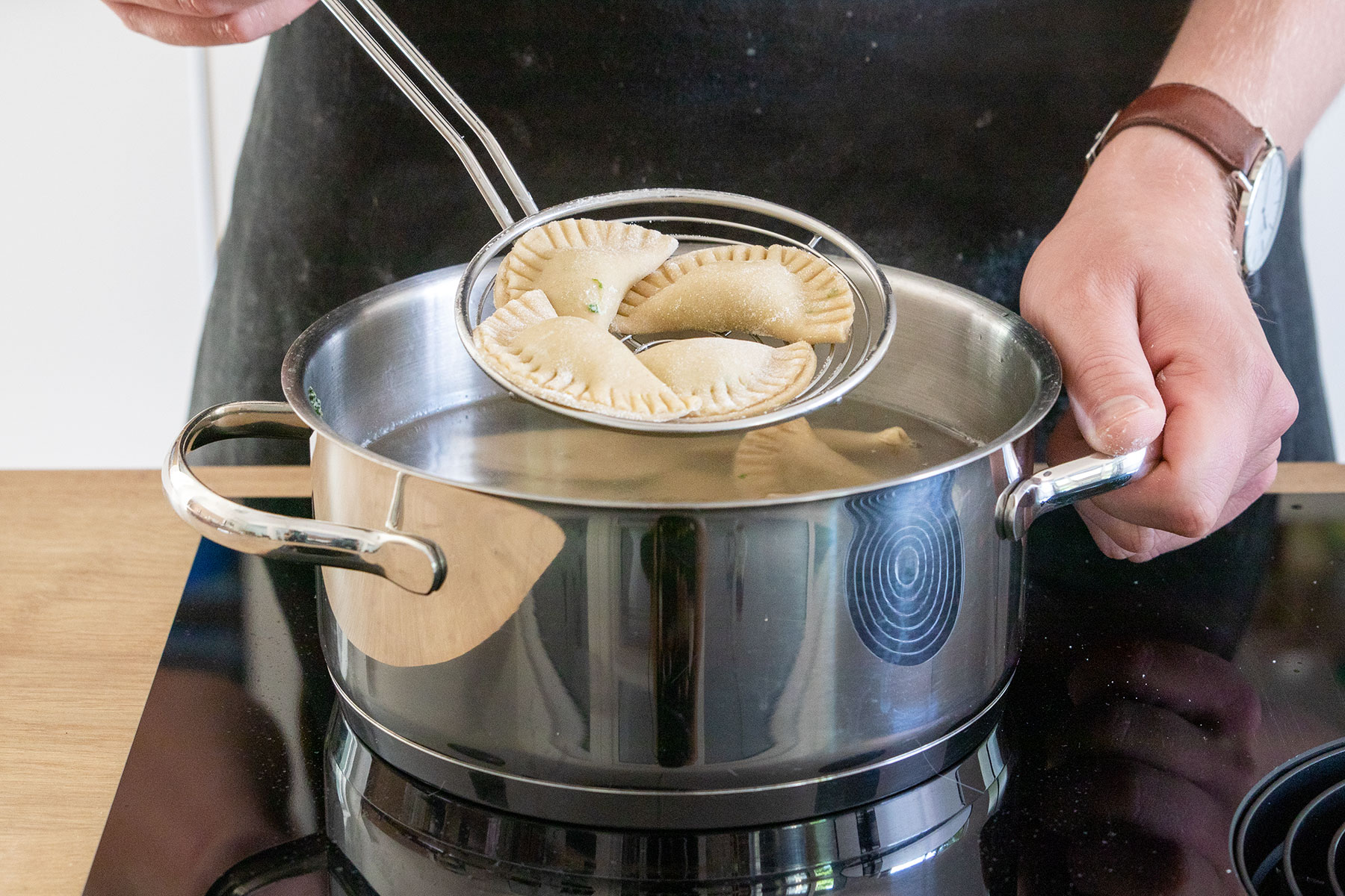 Schlutzkrapfen ins Wasser geben