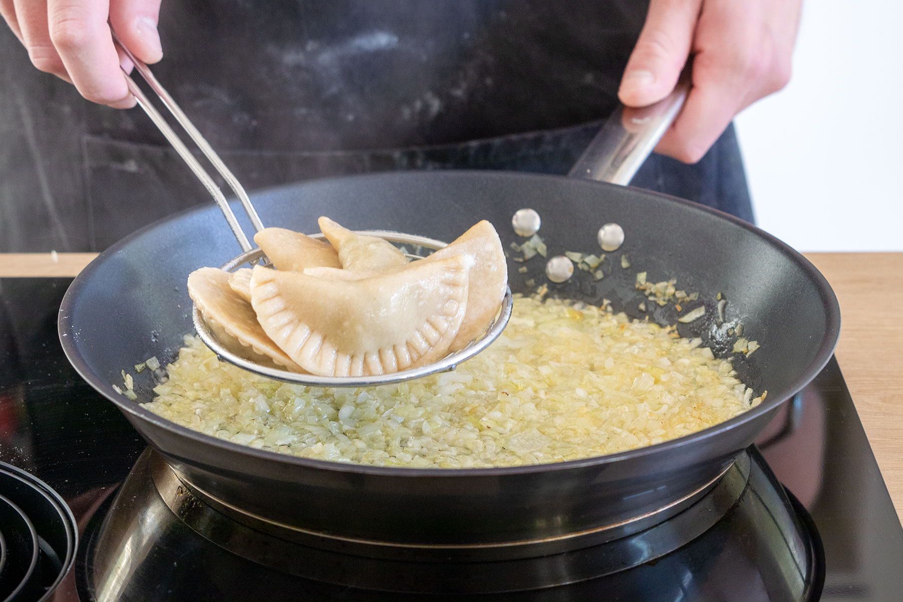 Schlutzkrapfen in die Pfanne geben