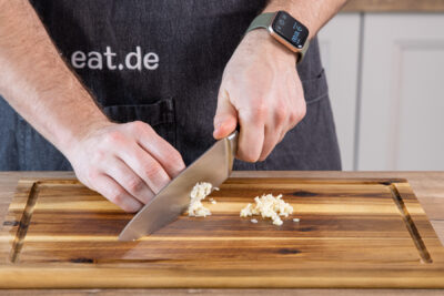 Knoblauch würfeln