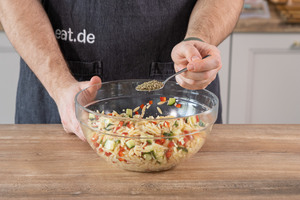 Kritharaki-Salat würzen