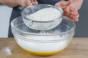 Mehl dazusieben