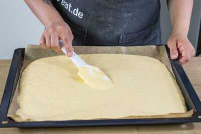 Zitronenkuchen mit Öl auf Blech verteilen