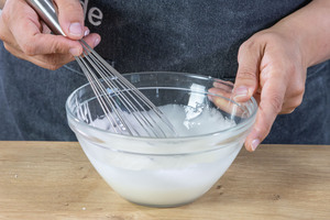 Zuckerguss verrühren