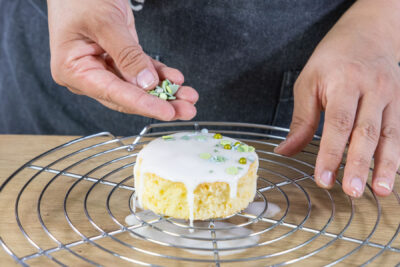 Zitronenkuchen dekorieren
