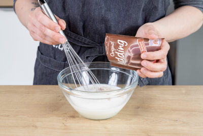 Puddingpulver verrühren