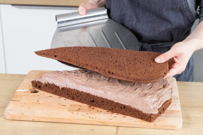 Oberen Boden auf die Schultüten-Torte legen