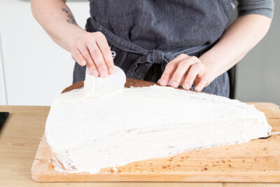 Schultüten-Torte mit Buttercreme einstreichen
