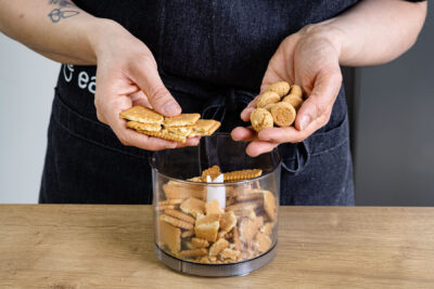 Butterkekse und Amarettini zerkleinern