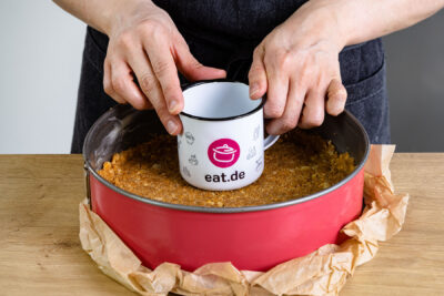 Butter-Keks-Masse in Springform geben