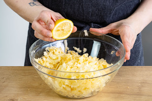 Zitrone zu geriebenem Apfel geben
