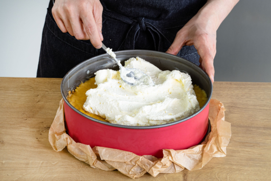 Sahne auf schwedischer Apfeltorte verteilen
