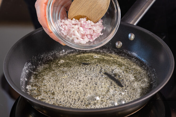 Schalotten in einer Pfanne mit Butter anbraten