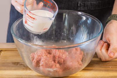 Milch zum Rinderhack geben