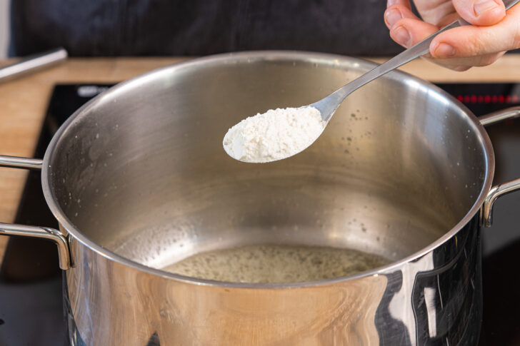 Mehl zur Butter in einen Topf geben