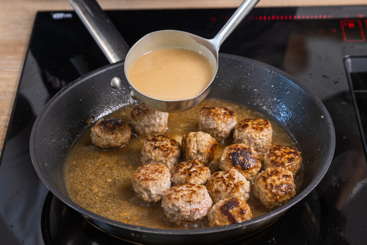Rahmsoße zur Köttbullar geben