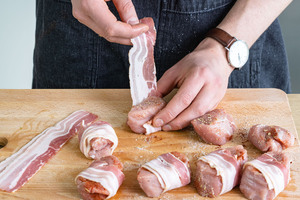 Schweinemedaillons mit Bacon umwickeln