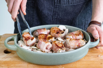Schweinemedaillons auf Champignons legen