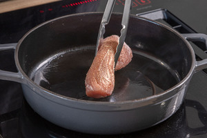 Schweinefilet in den Bräter geben
