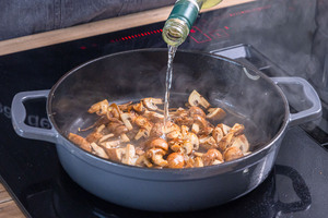 Pilze mit Weißwein ablöschen