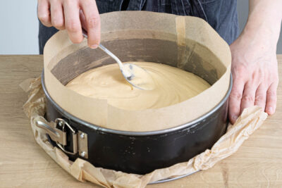 Rührteig in die Springform geben und backen