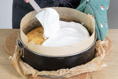 Baisermasse auf dem Tortenboden verteilen und backen