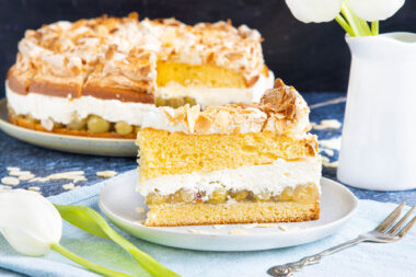 Saftige Schwimmbadtorte mit Stachelbeeren