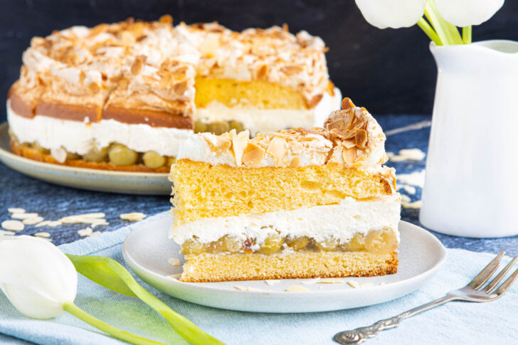 Saftige Schwimmbadtorte mit Stachelbeeren