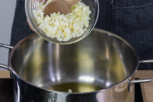 Zwiebeln und Knoblauch im Topf andünsten
