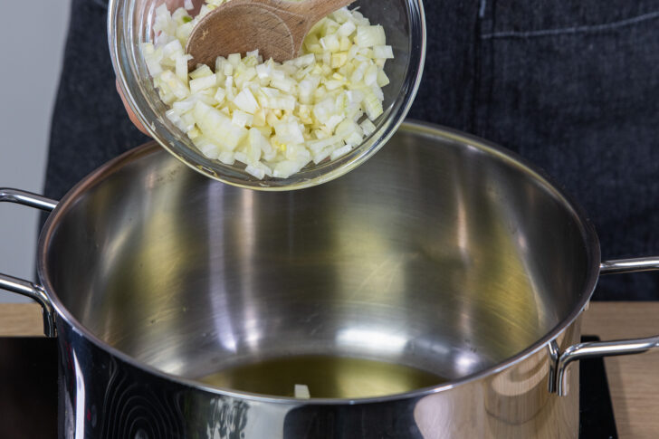 Zwiebeln und Knoblauch im Topf andünsten