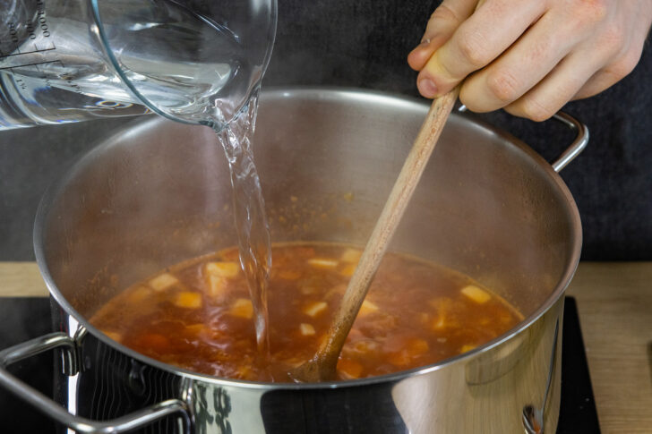 Serbische Bohnensuppe mit Wasser auffüllen