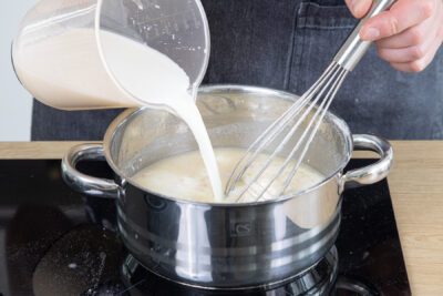Milch dazu gießen