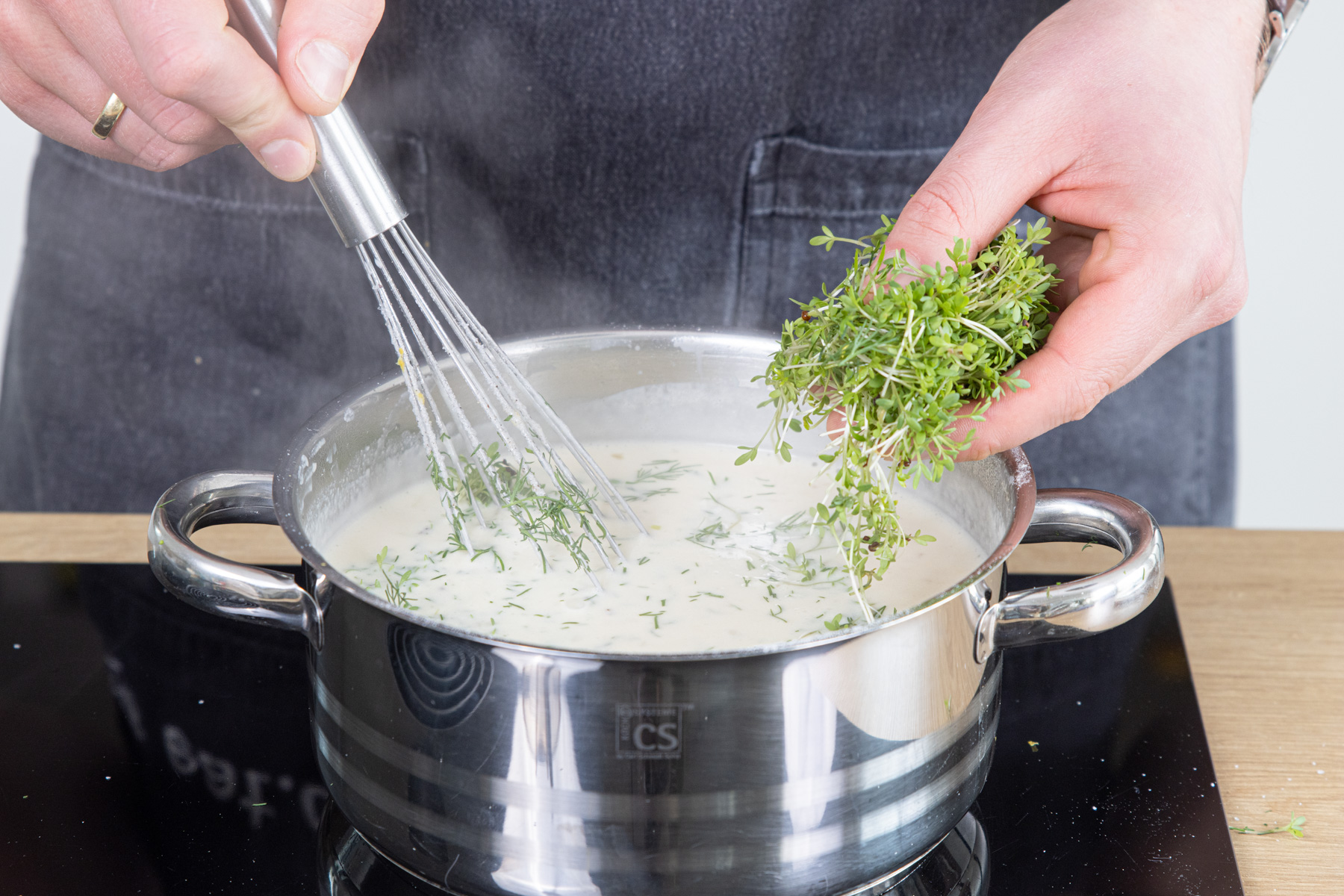 Kresse und Dill dazugeben