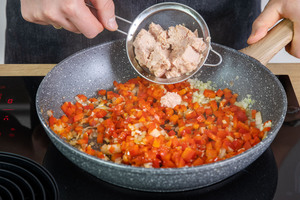 Thunfisch in die Pfanne geben