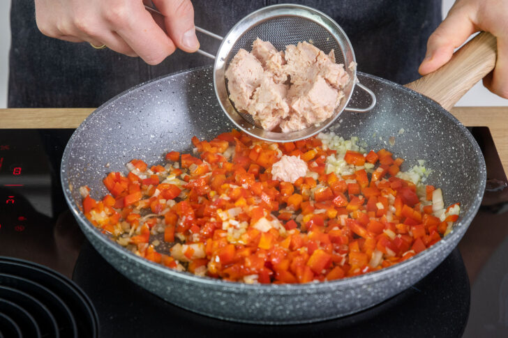 Thunfisch in die Pfanne geben