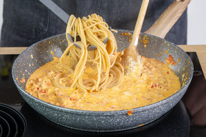Pasta in die Tunfischsoße geben