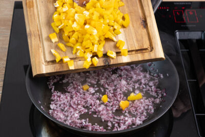 Paprika- und Zwiebelwürfel anbraten