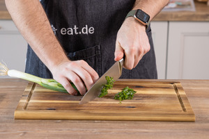 Frühlingszwiebel in Ringe schneiden
