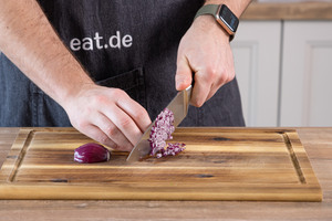 Zwiebel würfeln