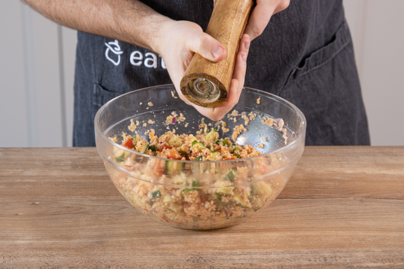 Couscous-Salat abschmecken
