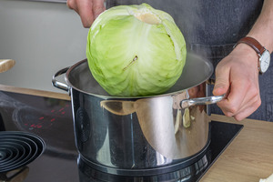 Weißkohl ins Wasser geben