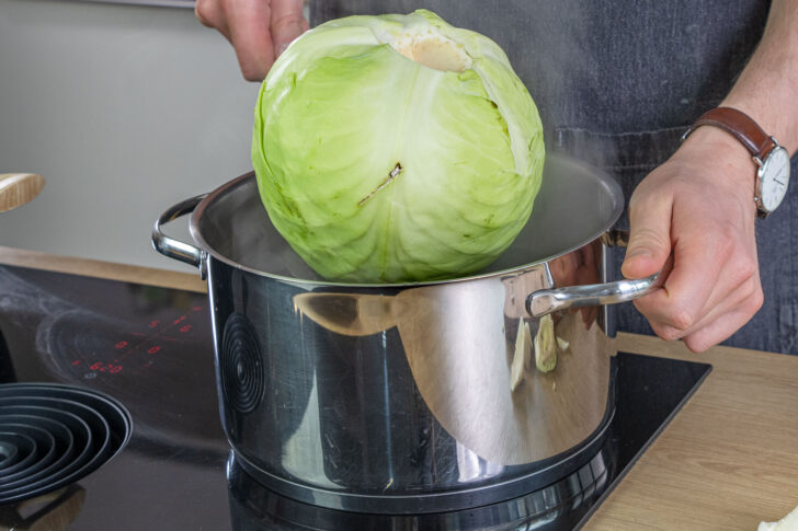 Weißkohl ins Wasser geben