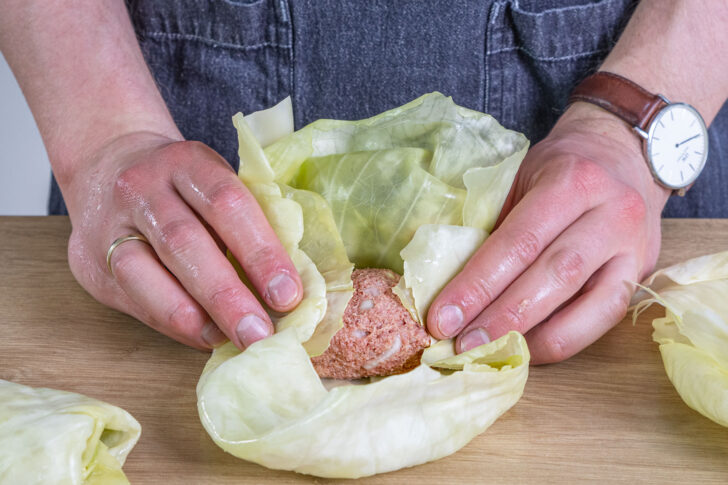 Veganes Hack in Kohl wickeln
