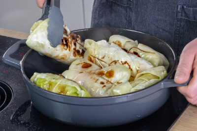Vegane Kohlrouladen anbraten