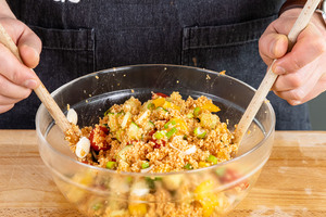 veganen Couscous-Salat umrühren