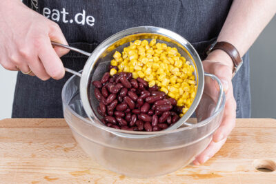 Mais und Kidneybohnen waschen und abtropfen lassen