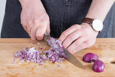 Rote Zwiebel fein würfeln