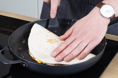 Vegetarische Quesadillas anbraten