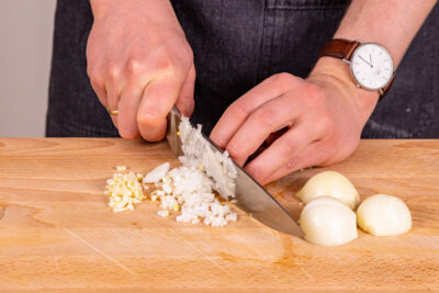 Knoblauch und Zwiebeln schneiden