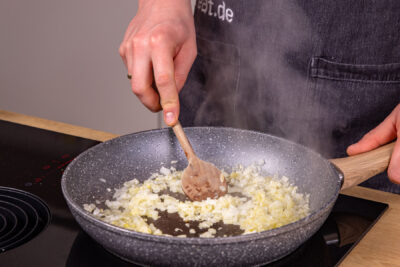 Zwiebel & Knoblauch anschwitzen